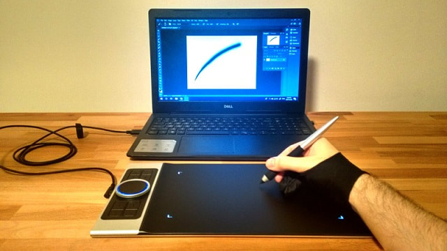 Um mesa digitalizadora XP-Pen Deco Pro sendo usada com o Photoshop